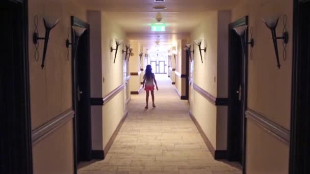 fille en short va dans le couloir 