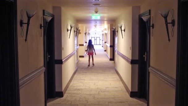 Girl in shorts going in hallway — Stock Video