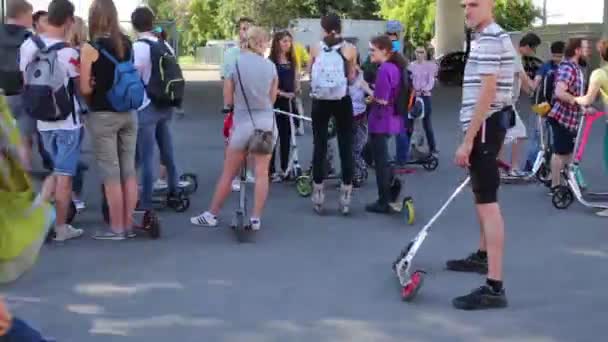Scooterists and rollers gathers in park Luzhniki — Stock Video
