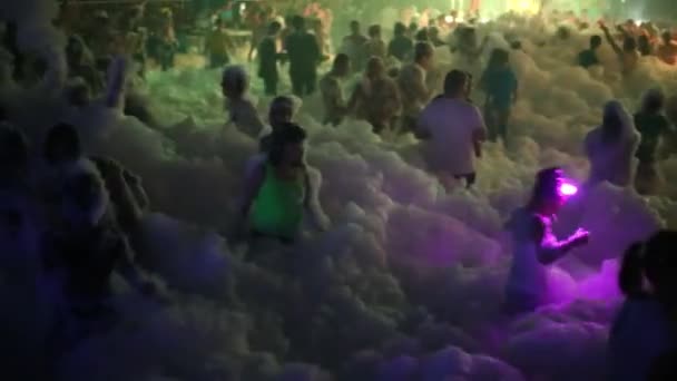 Pista de baile está llena de gente y espuma — Vídeos de Stock