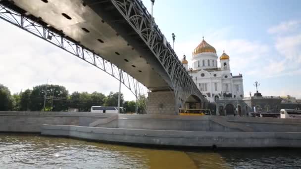 Патриарший мост и Храм Христа Спасителя в Москве — стоковое видео