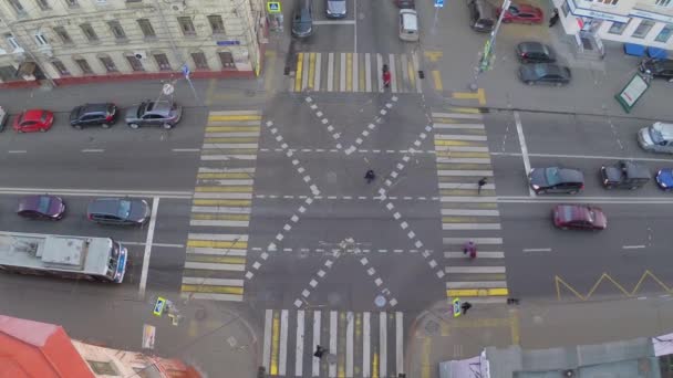 Pedestrians cross road with transport — Stock Video