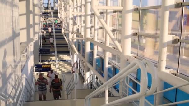 Люди на лестнице во Дворце зимних видов спорта — стоковое видео