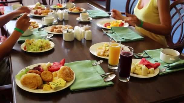 Mesa de serviço com muita comida — Vídeo de Stock