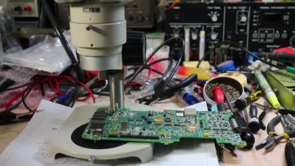 Motherboard unter dem Mikroskop — Stockvideo