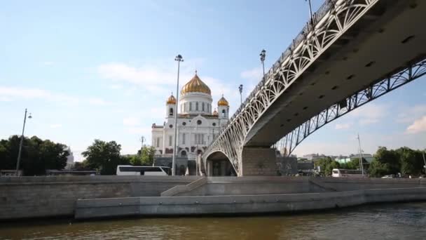 Патриарший мост и Храм Христа Спасителя в Москве — стоковое видео