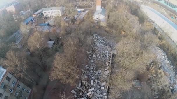 Руїни старої будівлі після руйнування — стокове відео