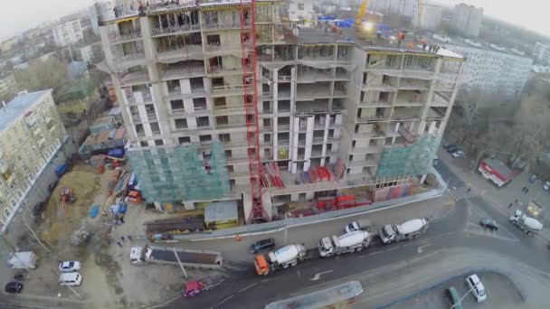 Tramway par rue près du chantier — Video