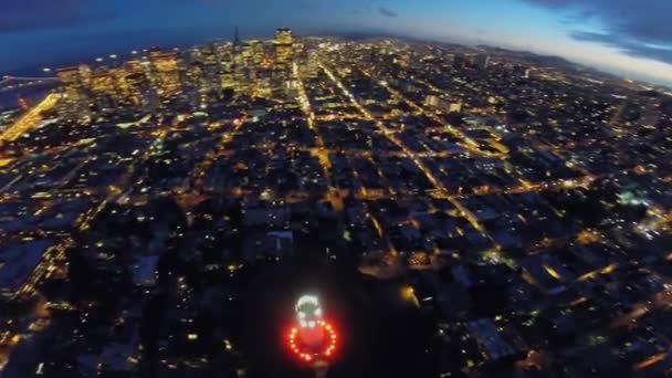 Панорама прибрежного города с подсветкой — стоковое видео