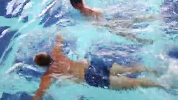Niño y abuelo nadando en la piscina — Vídeo de stock