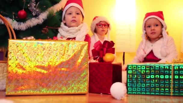 Drei Kinder in Weihnachtsmützen — Stockvideo