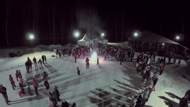 Celebration of holiday Maslenitsa at winter evening — Stock Video