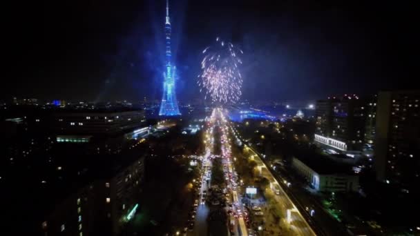 Fogos de artifício perto de torre de TV Ostankinskaya — Vídeo de Stock