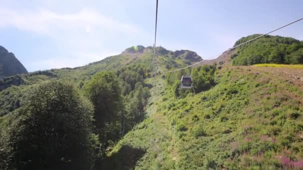 Funicular movendo-se acima das montanhas — Vídeo de Stock