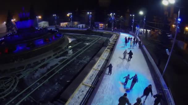 Les gens patinent à la patinoire — Video