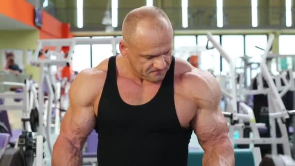 Bodybuilder trains dans la salle de gym — Video