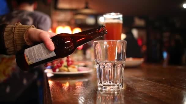 Mulher derrama cerveja em um copo no bar — Vídeo de Stock