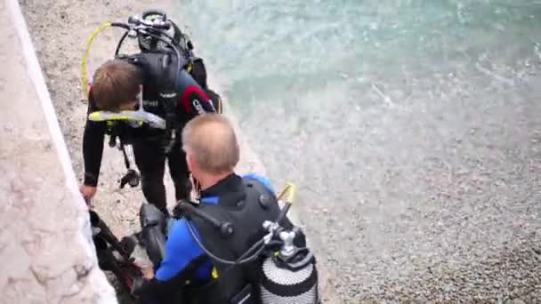 Deux hommes avec des aqualungs se préparent à plonger — Video