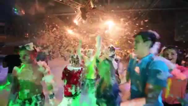 Persone che ballano sulla festa in schiuma — Video Stock