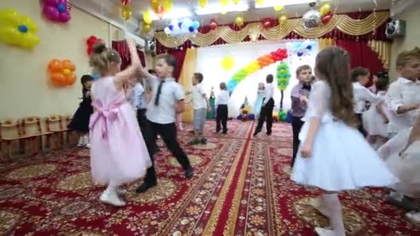 Niños bailan en parejas en el jardín de infantes — Vídeos de Stock