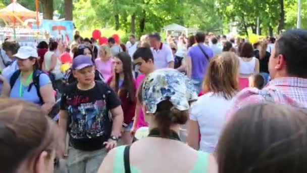Crowd in Sokolniki park — Stock Video