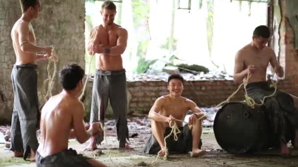 Terk edilmiş binada genç erkekler — Stok video