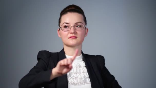 Femme clique sur l'écran tactile invisible — Video