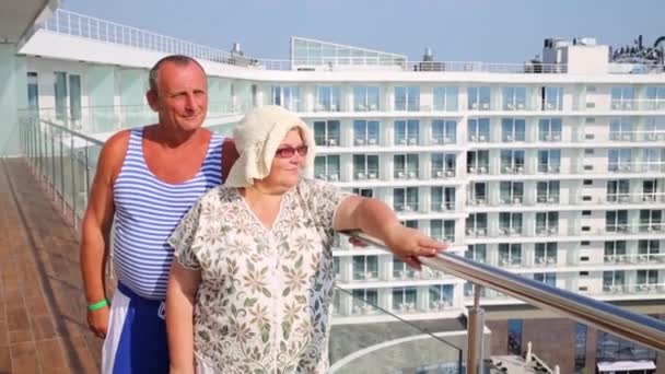 Oudere man met vrouw op terras — Stockvideo