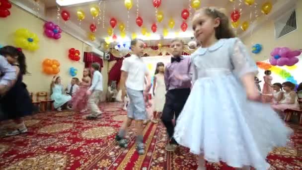 Niños y niñas bailan — Vídeo de stock