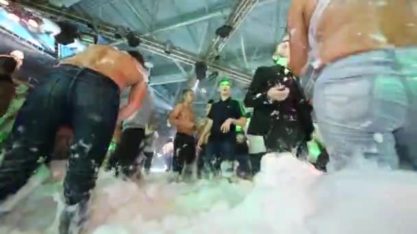 Pessoas dançando em festa de espuma — Vídeo de Stock