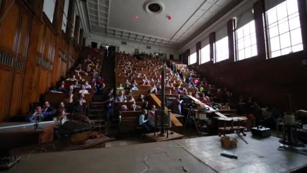 Auditorium sombre pour l'expérience — Video