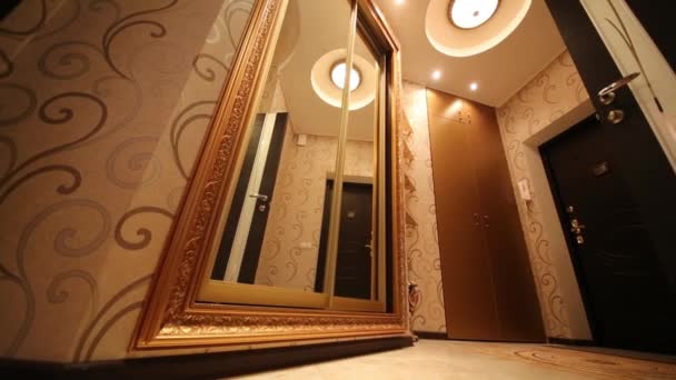 Διάδρομος με πόρτες και συρόμενη ντουλάπα με καθρέφτη — Αρχείο Βίντεο