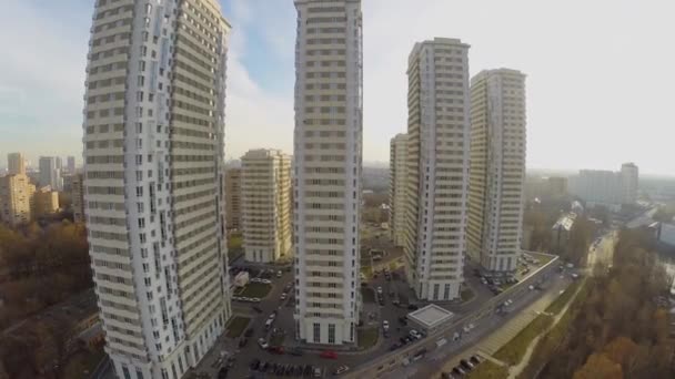 Cityscape karşı karmaşık konut — Stok video