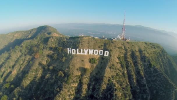 Hollywood işareti ile tepelerin üzerinde Güneş — Stok video