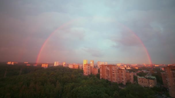 Doppio arcobaleno sopra la città — Video Stock