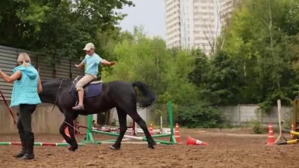 Boy rides on horseback — Stock Video