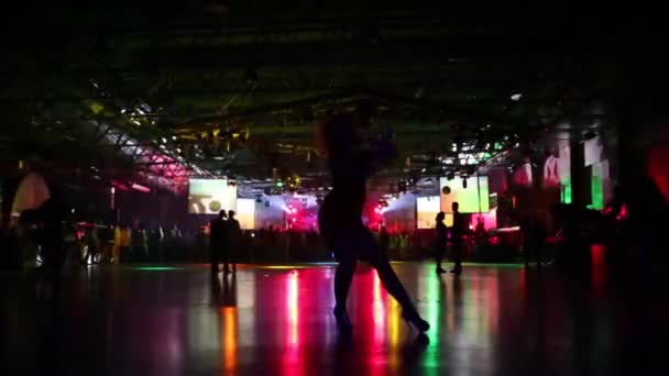 Silhouet van dansende meisje in drukke nachtclub — Stockvideo