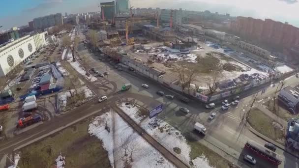 Cityscape met verkeer in de buurt van de bouwplaats — Stockvideo
