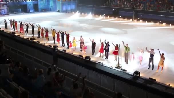 Bailarines de espectáculo en pista de hielo — Vídeos de Stock