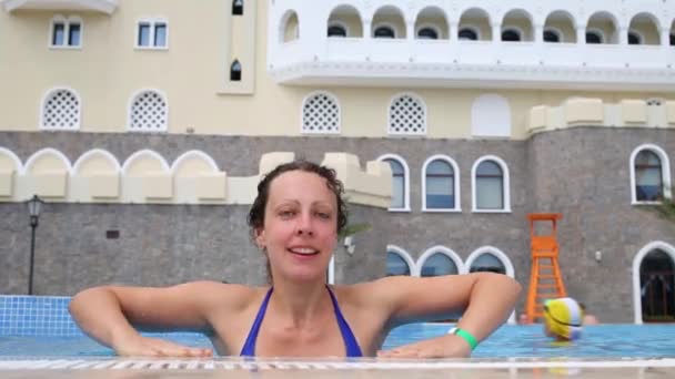 Mujer salta de la piscina — Vídeo de stock