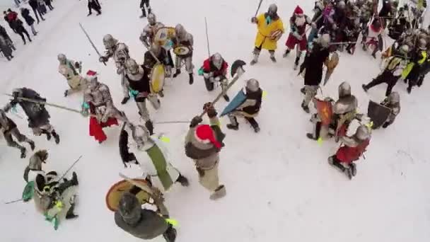 Beaucoup de gens en armure avec boucliers et épées — Video