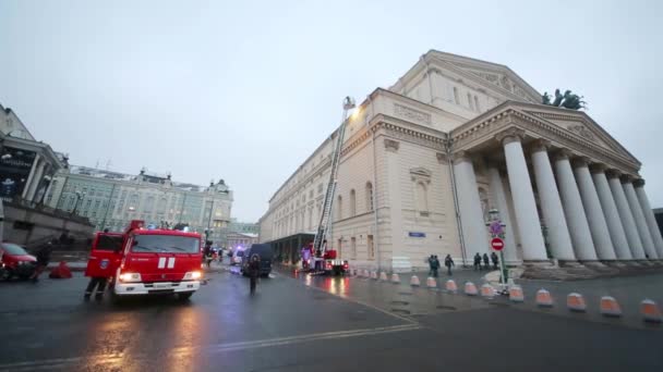 Teatro Bolshoi y coches de emergencia por la noche — Vídeos de Stock