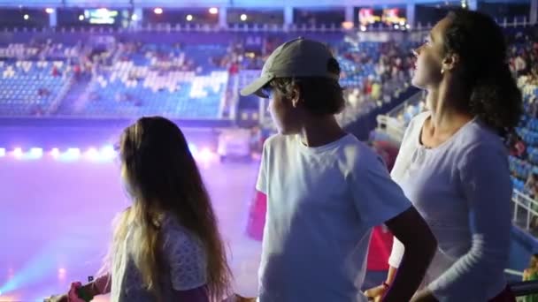 Madre con niños en el estadio — Vídeos de Stock