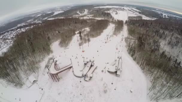 Лыжный курорт с канатной дорогой на снежном склоне — стоковое видео