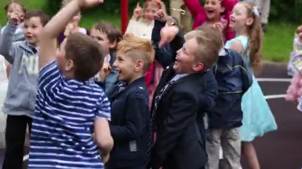 Дети играют и смеются на детской площадке — стоковое видео