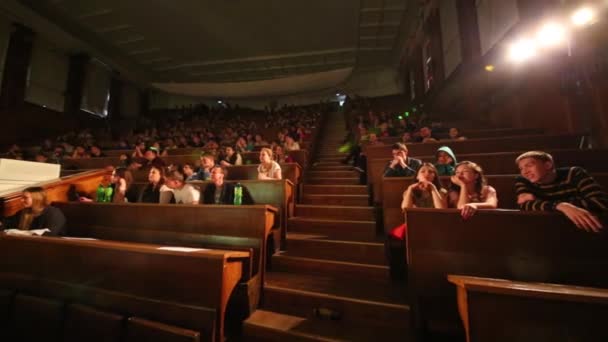 Students sit in auditorium — Stock Video