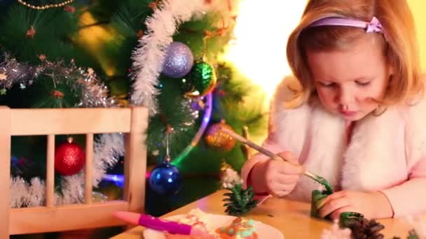 Маленька дівчинка малює конус — стокове відео