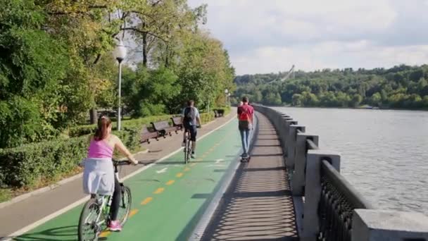 Pessoas em bicicletas, patins e skates — Vídeo de Stock