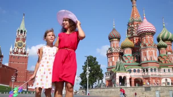 Mädchen mit Mutter stehen auf rotem Platz — Stockvideo
