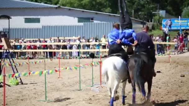 Due cavalieri tenendo la ragazza a testa in giù — Video Stock